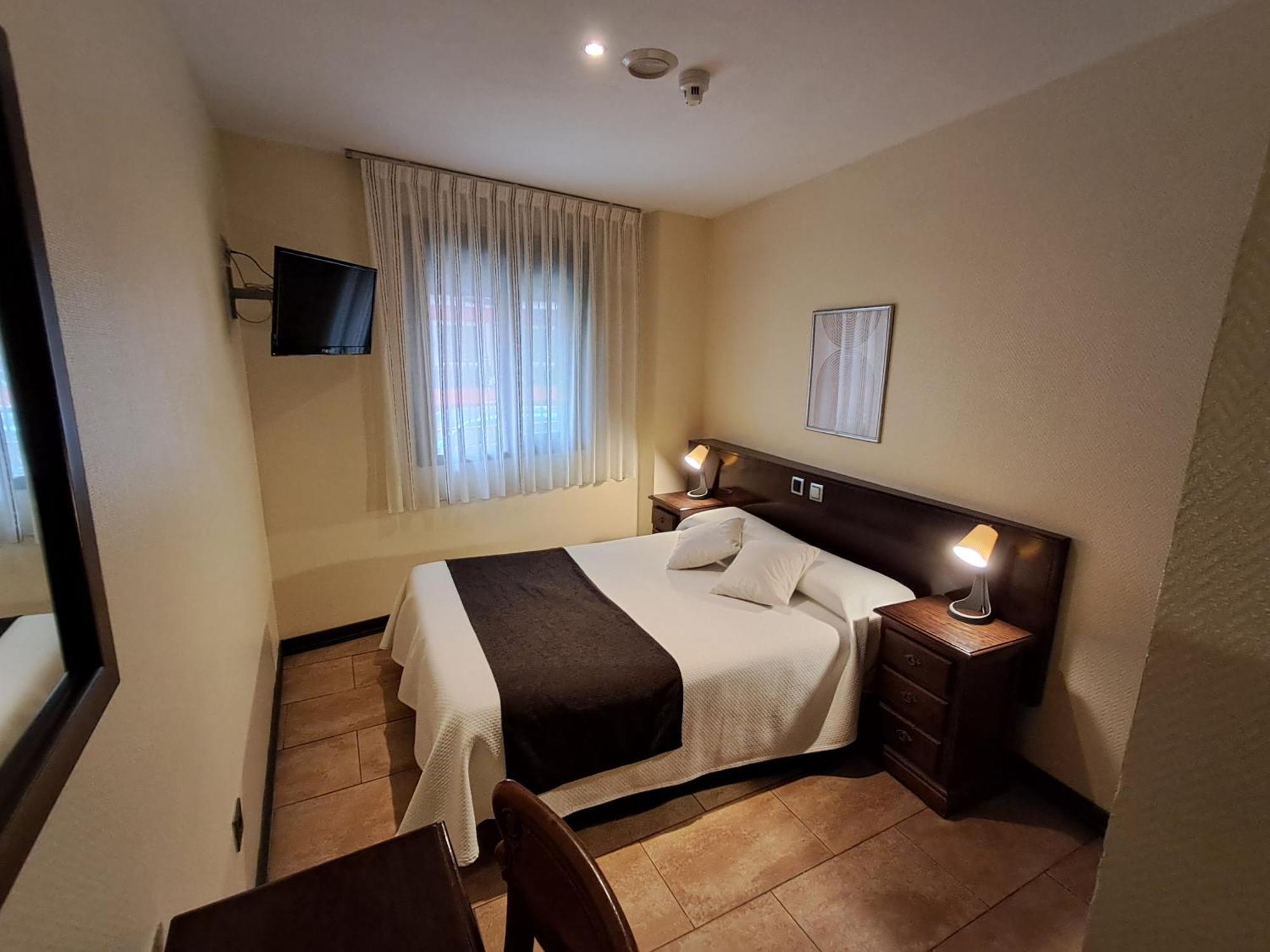 Hotel Complutense Alcala de Henares Bagian luar foto