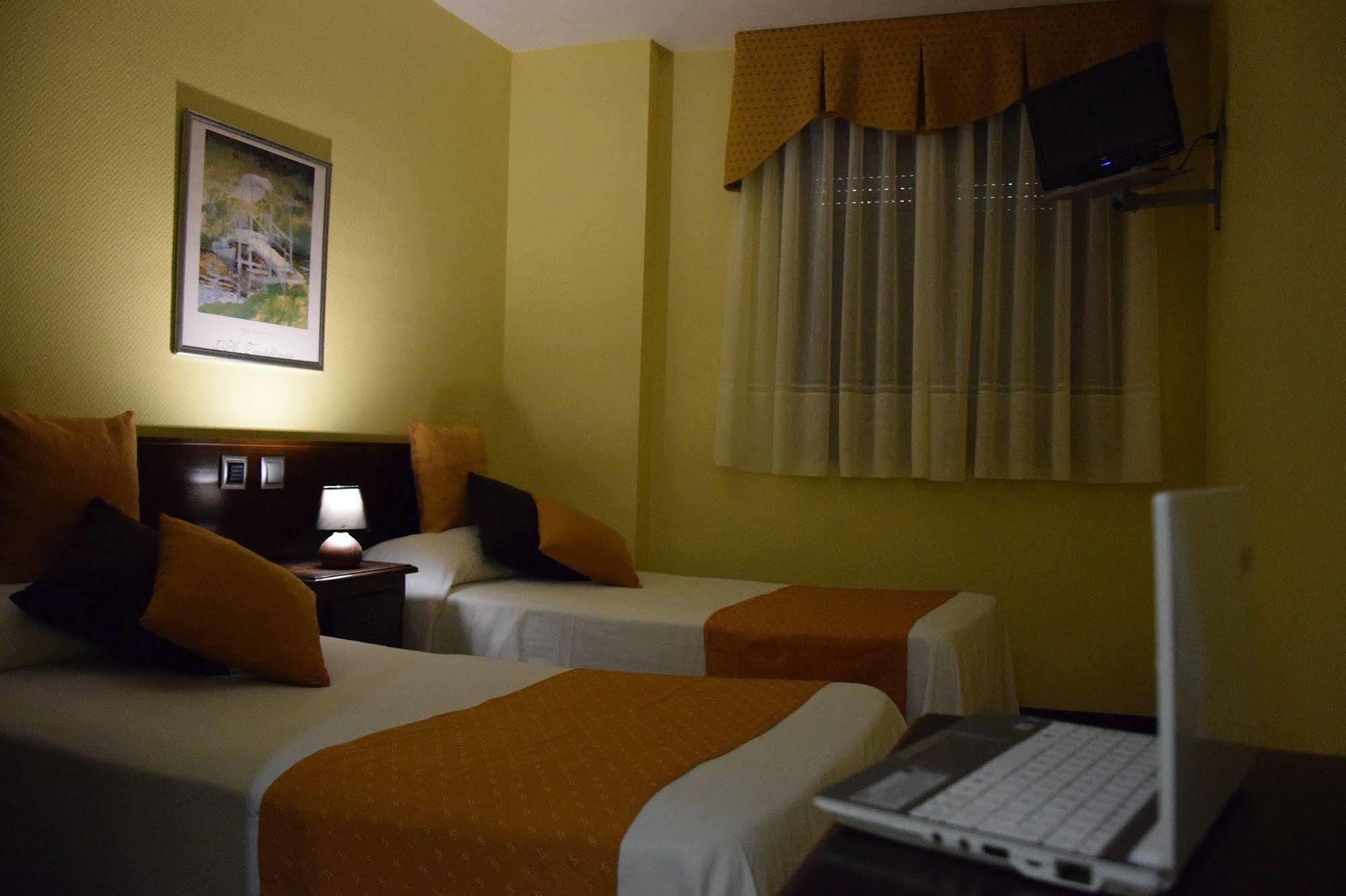 Hotel Complutense Alcala de Henares Bagian luar foto