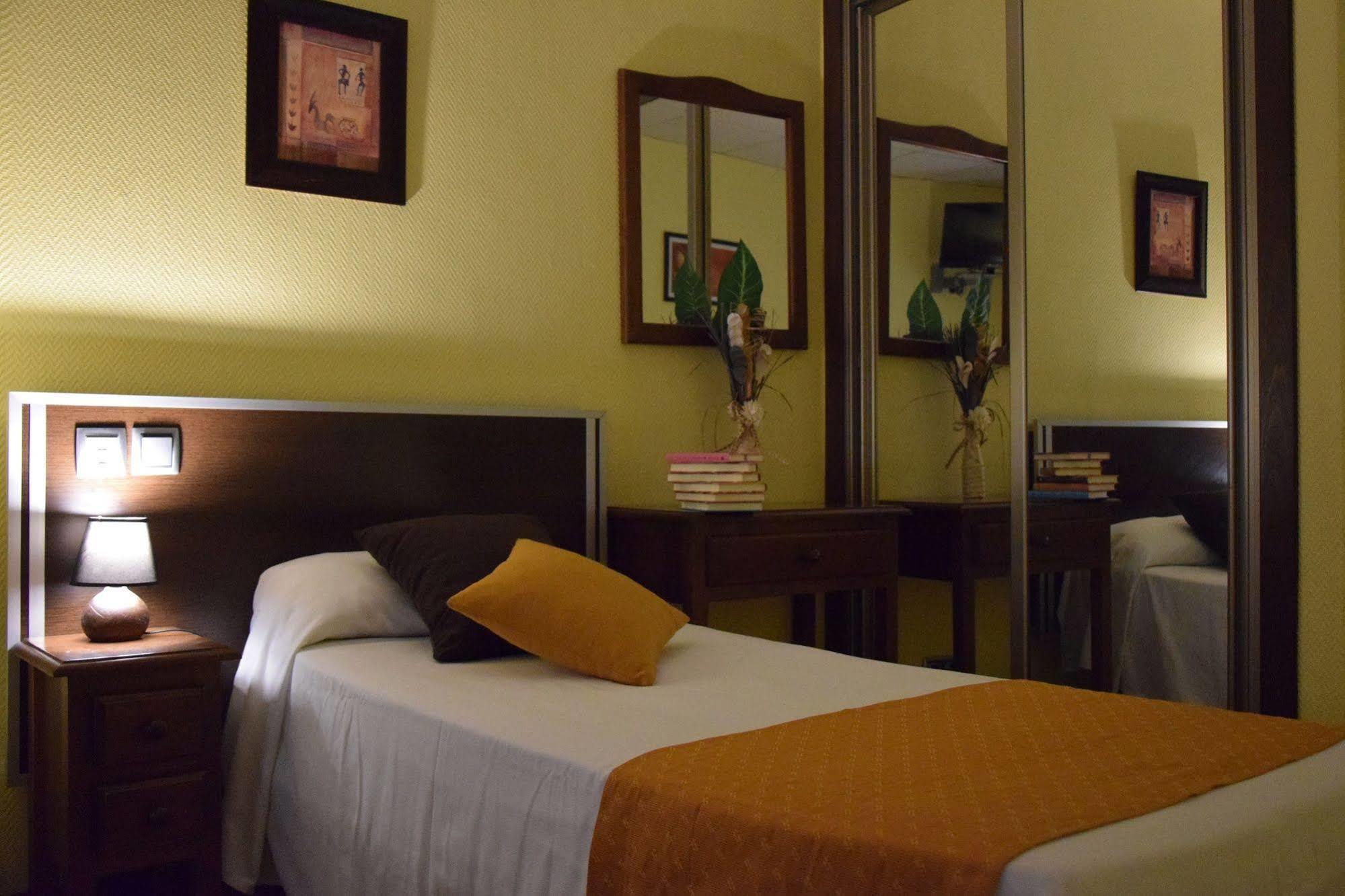 Hotel Complutense Alcala de Henares Bagian luar foto